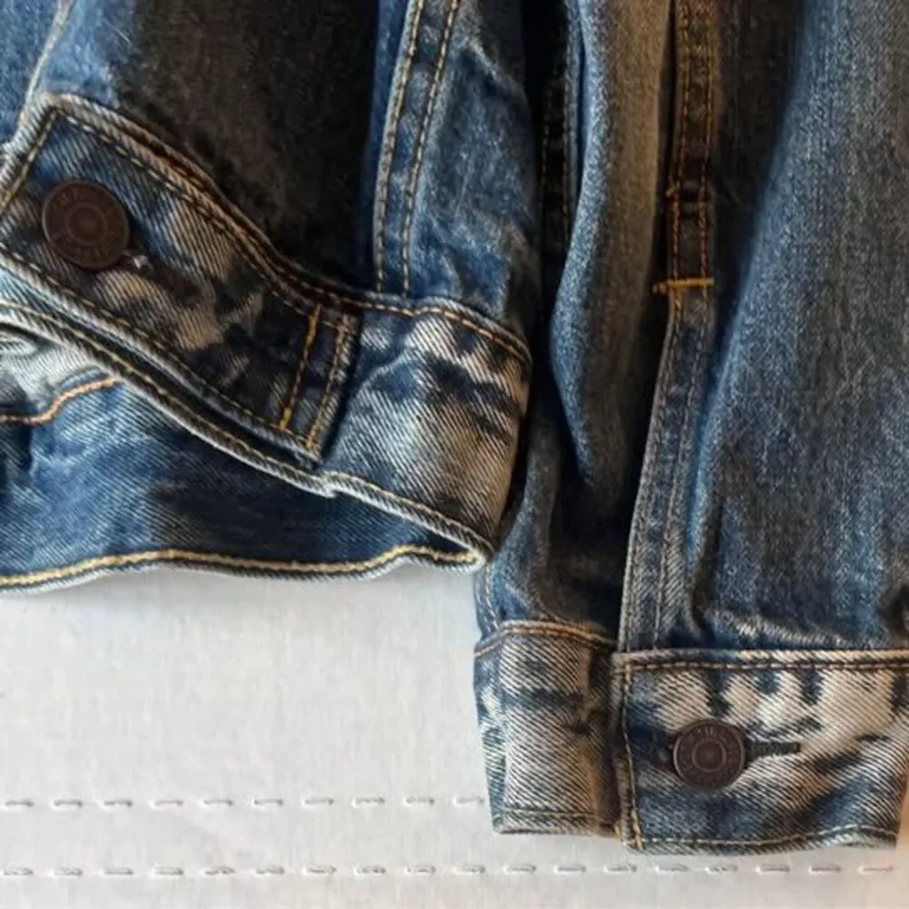 Levi’s 72334 Men’s Distressed Denim Trucker Jacket - Medium Wash (Size M)